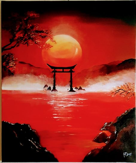 Portique japonais silhouette au crépuscule, devant un soleil rouge brillant sur l'eau.
