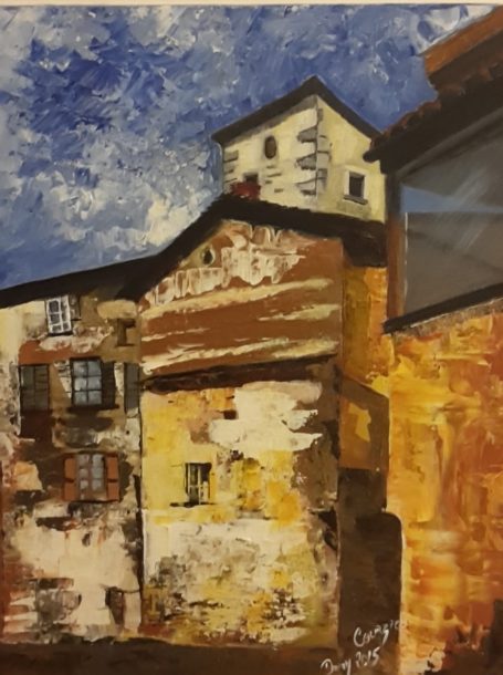 Bâtisse ancienne avec murs en pierres, touches d'orange et ciel bleu.