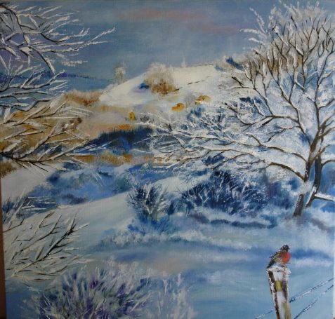 Paysage hivernal avec un skieur sur un chemin enneigé, arbres dépouillés en arrière-plan.