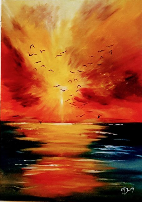 Coucher de soleil vibrant sur l'horizon avec des oiseaux volant au-dessus de l'eau.