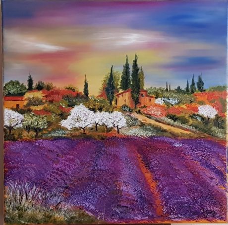 Champ de lavande violet avec arbres, collines et ciel couleur coucher de soleil.